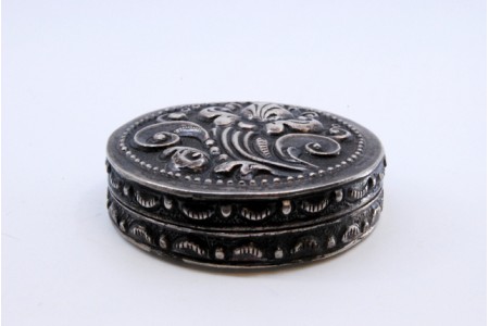 Caixa de toilette em prata para "rouge" relevada com motivos na tampa basculante.